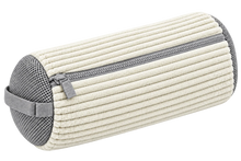 SNEACARE. Ivory Wash Bag geschlossen; gleichmäßige Stoffrippen; Anwendungsvisualisierung